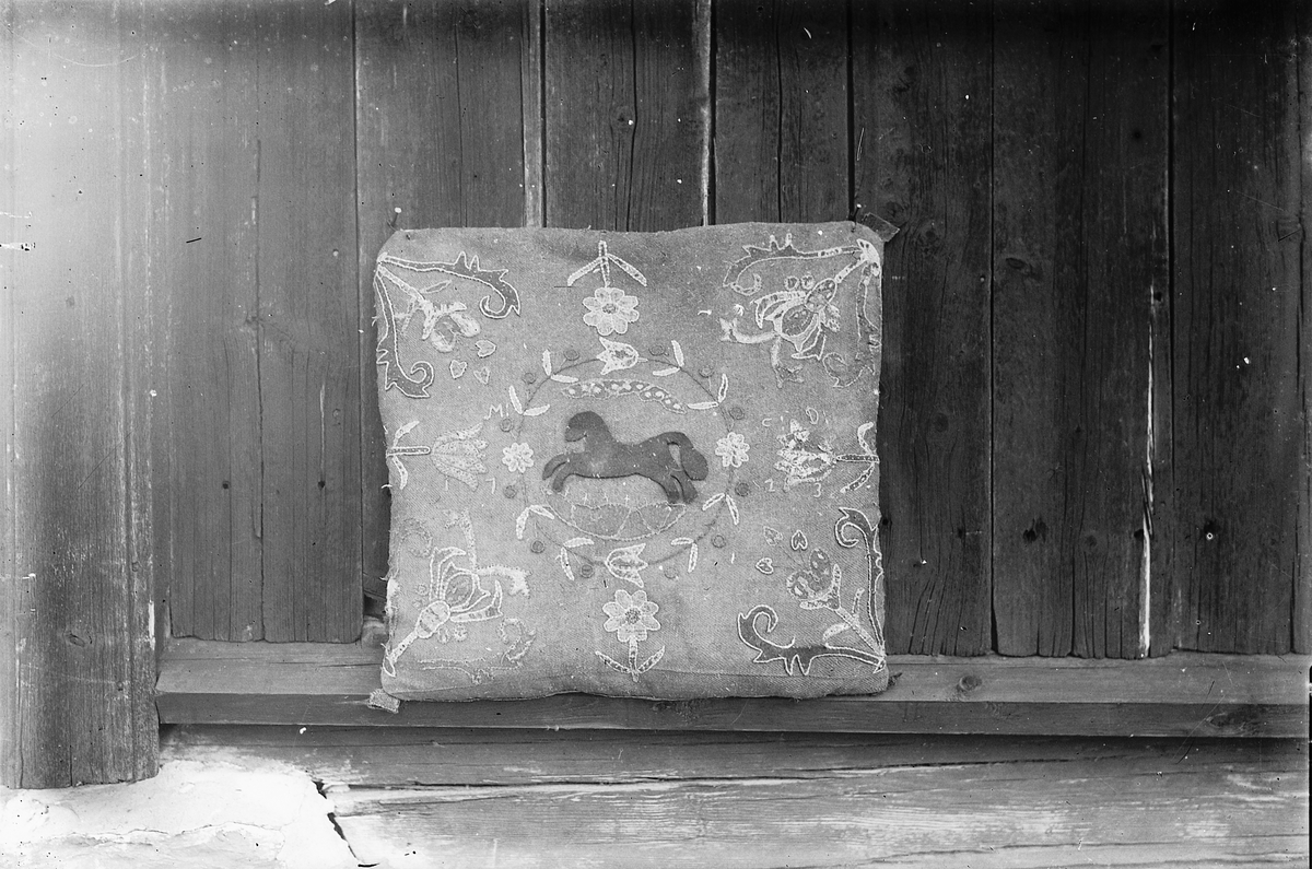 Oscar Løberg, HEDMARKSMUSEET, PUTE, BRODERI.