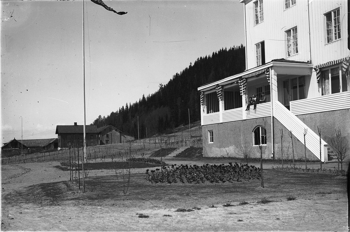 Oscar Løberg, HØSBJØR TURISTHOTELL, FURNES I RINGSAKER, I BAKGR. GARDEN ØSTRE HØSBJØR, CA. 1918.