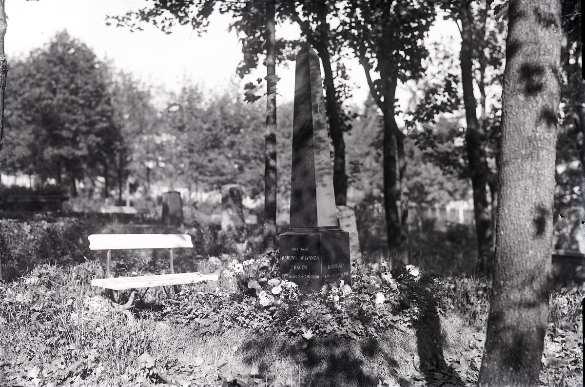 Oscar Løberg, BUNDTMAKER J. O. HAGEN OG FRUES GRAVSTED, HAMAR KIRKEGÅRD, DERES BARN DØDE I UNG ALDER. HAGEN HADDE SIN FORRETNING I GJESTVANGS GÅRD (SEINERE STRANDGATA 43 SOM BRANT NED I 1947).