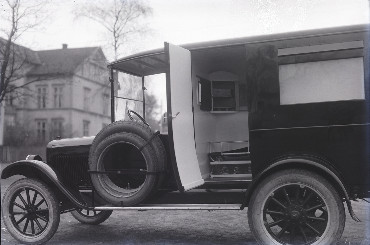 Oscar Løberg, AMBULANSE, SYKEBIL, CHEVROLET 1925, HAMAR SJUKEHUS.