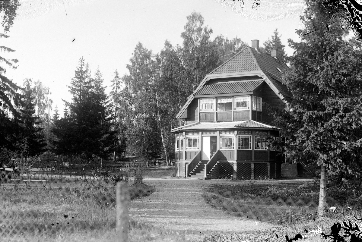 Oscar Løberg, BELLEVUE, RESTAURANT, AJER, HAMAR. Bygget av bakermester Didriksen i 1917.