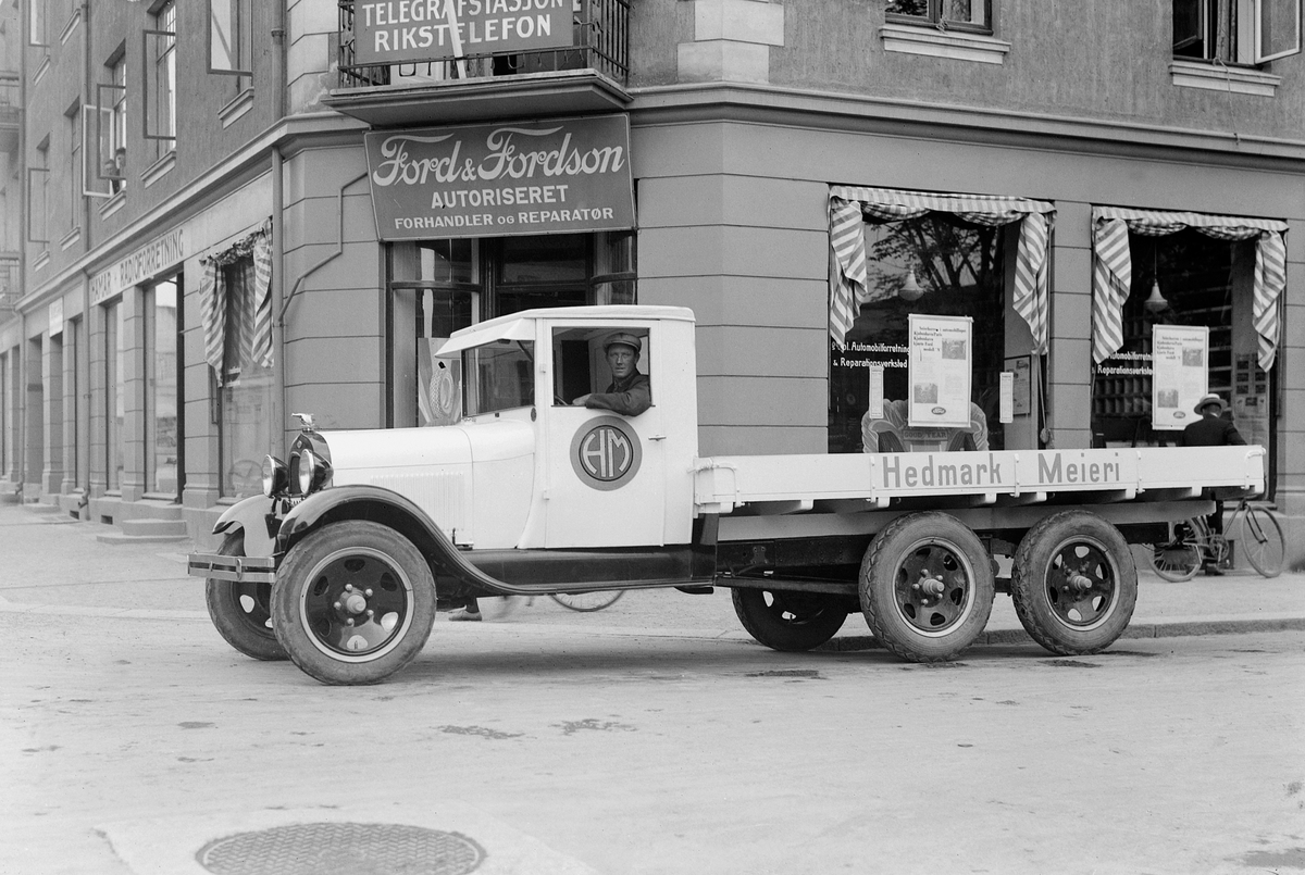 Oscar Løberg, LASTEBIL, 3 AKSLET FORD AA 1929 MOD, HEDMARK MEIERI, UTAFOR OPPLANDSKE AUTOS LOKALER I TORGGATA 13, HAMAR. SJÅFØR HARALD HAGEN (HAGENS TRANSPORT) FORD FORDSON, AUTORISERT FORHANDLER OG REPARATØR.