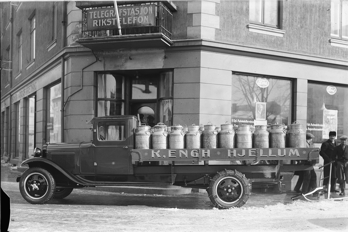 Oscar Løberg, Lastebil, Ford AA-mod fra begynnelsen av 1930-åra foran Fordforhandlerens forretning, Opplandske Auto i Torggata 13, Hamar. K. Engh, Hjellum, melkekjeler, mjølketransport.