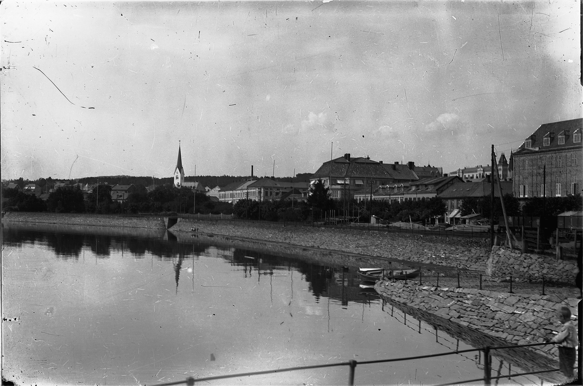 Oscar Løberg, HAMAR PANORAMA, STRANDGATEHAGENE, 8-METERSPLANET OG VIKTORIAUNDERGANGEN ER UNDER VANN, TATT FRA JERNBANEBRYGGA, FLOMMEN 1927.
