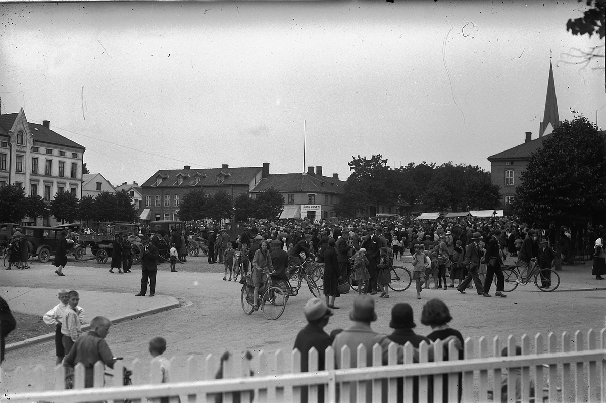 Oscar Løberg, STORTORGET, HAMAR, MYE FOLK.
