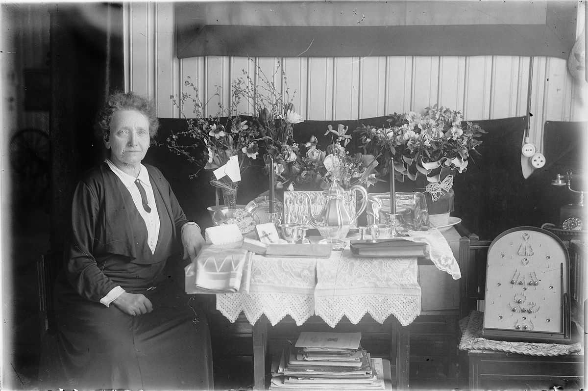 Oscar Løberg, FOTOGRAF RAGNHILDA ERIKSEN, 70-ÅRS DAG 4/4 - 1932. Gavebord.