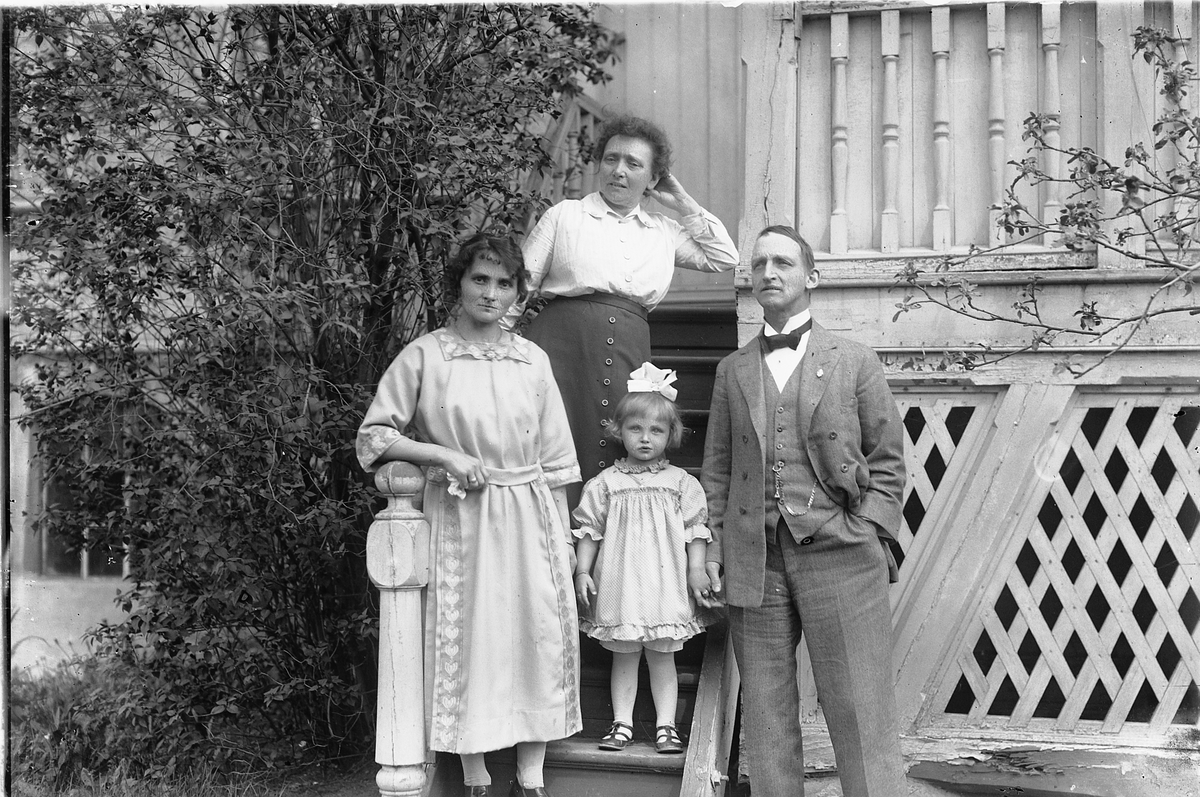 Oscar Løberg, UKJENTE PERSONER, FAMILIE, UKJENT STED, BAKERST FOTOGRAF RAGNHILDA ERIKSEN?