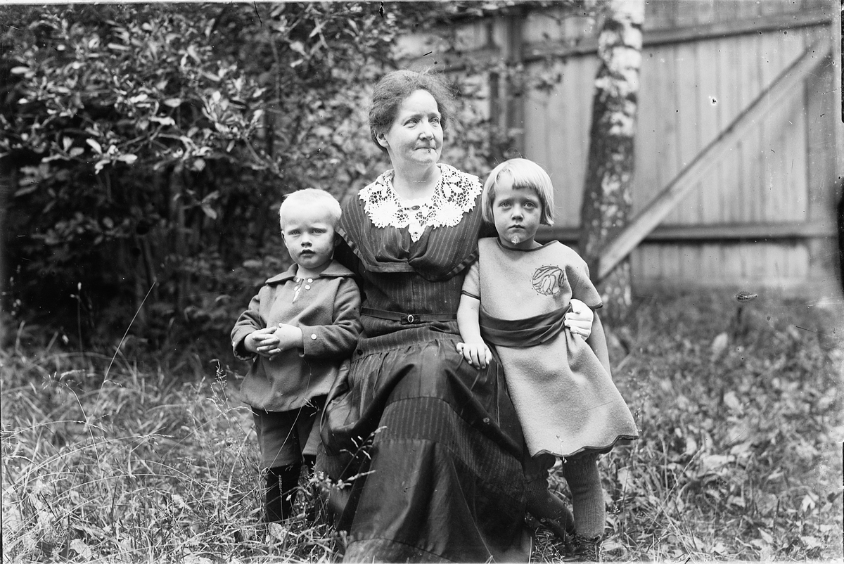 Oscar Løberg, MARIE ERIKSEN F. 25. 06 1867 D. 15. 08. 1949 MED BARNEBARNA RAGNAR SANNERUD OG BERTHA MARIE SANNERUD G. PABSDORFF.