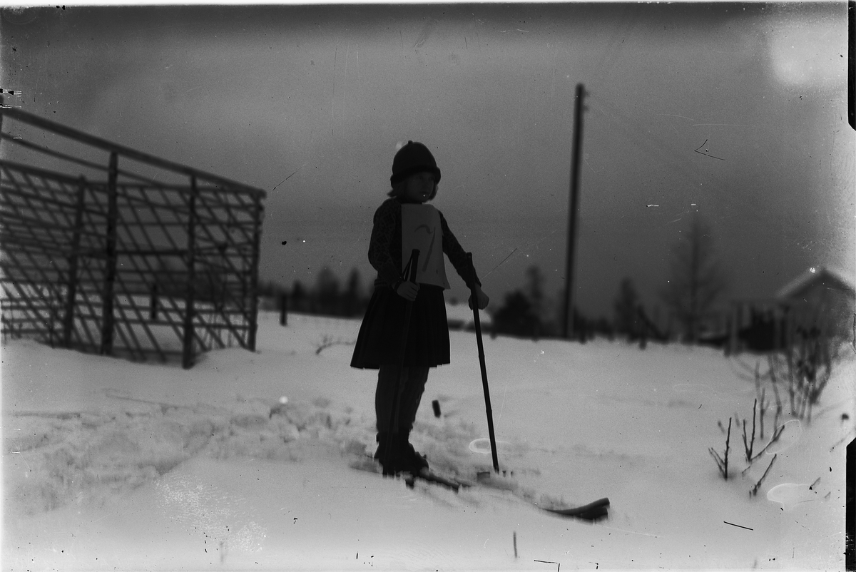 Oscar Løberg, UKJENT BARN M. SKI OG STAVER, UKJENT STED, VINTER OG SNØ.