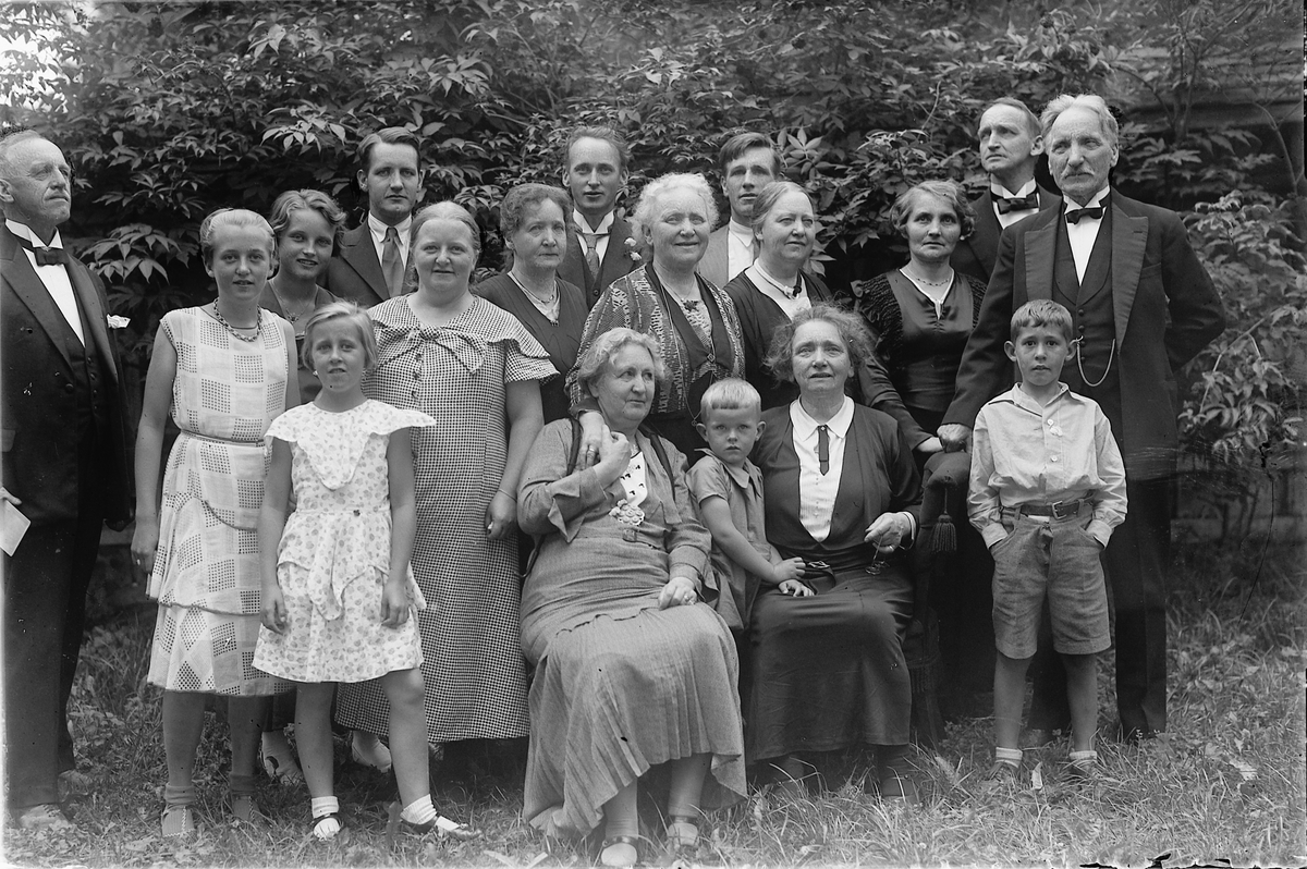 Oscar Løberg, MARKERING AV 110-ÅRSDAGEN FOR RAGNHILDA ERIKSENS MOR I 1935, HHB-02470 BILDE ER TATT HJEMME HOS FOTOGRAF RAGNHILDA ERIKSEN I HØYENSALSGT (21) CA 1934. FRA VENSTRE OG BAKRE REKKE, FOTOGRAF OSCAR LØBERG, BERTA MARIE SANNERUD, GIFT PABSDORFF, GERDA EDBERG, LEIF LØBERG, MARIE SANNERUD, FØDT ERIKSEN, ER…