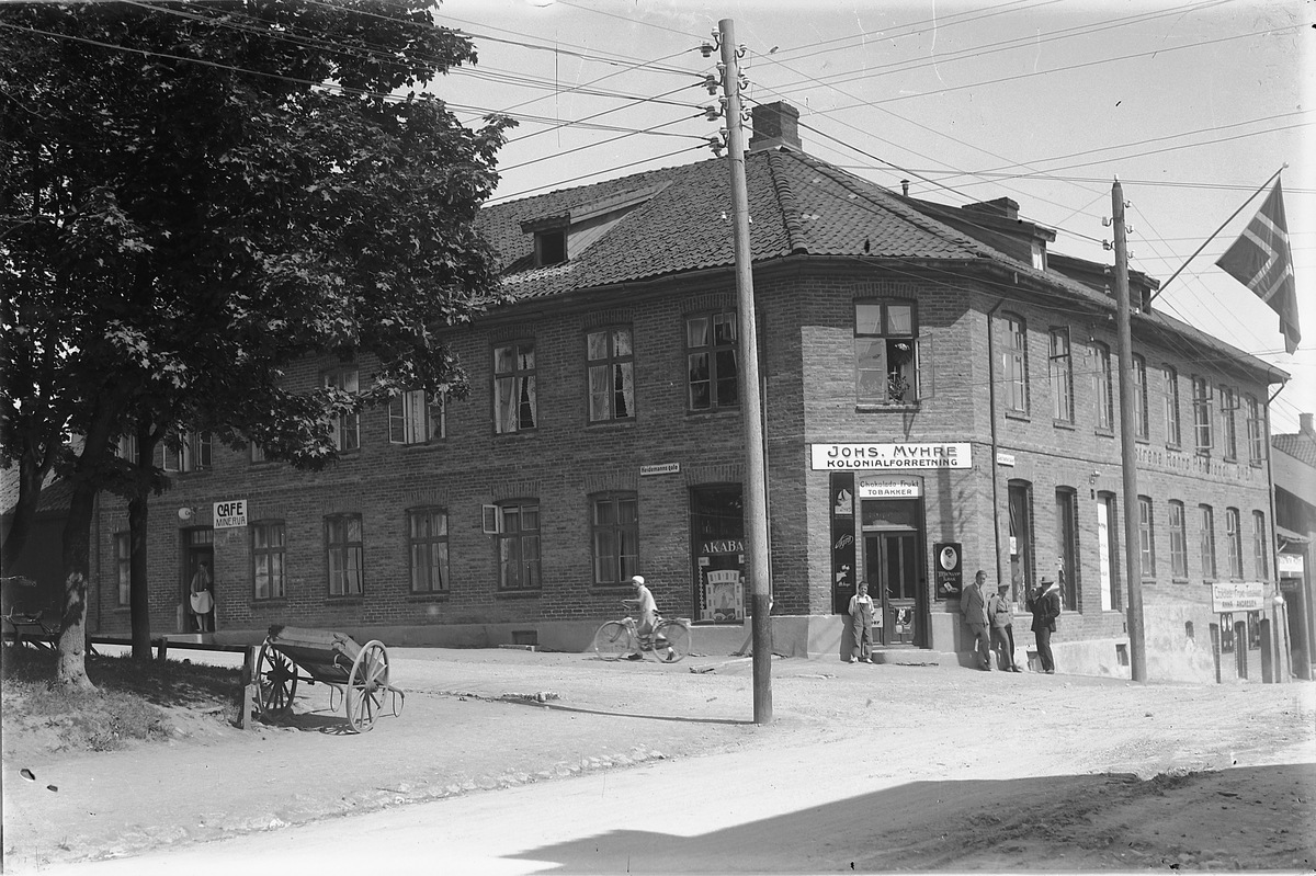 Oscar Løberg, "RØHRSGÅRDEN" i Hamar, BYGNINGEN BLE SATT OPP AV KNUT MORTERUD, JOHS MYHRE. Søstrene Røhr drev pensjonat i annen etasje fra ca. 1890 til 1938. Bygningen ble revet, og det ble satt opp en boligblokk i 1959. En periode drev de også kafèen til venstre i bildet.