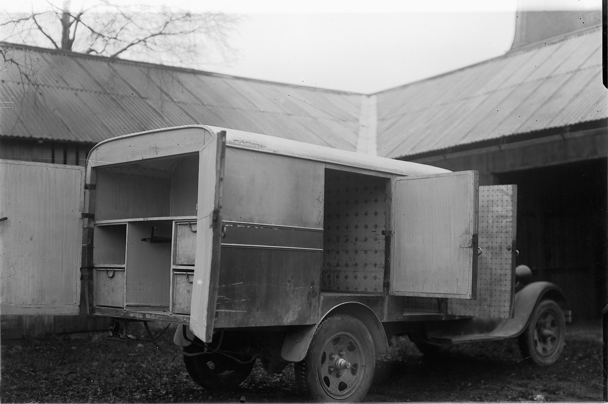 Oscar Løberg, FISKEBILEN TIL H. HERMANSEN, BRUMUNDDAL. FORD FRA CA. 1930.
