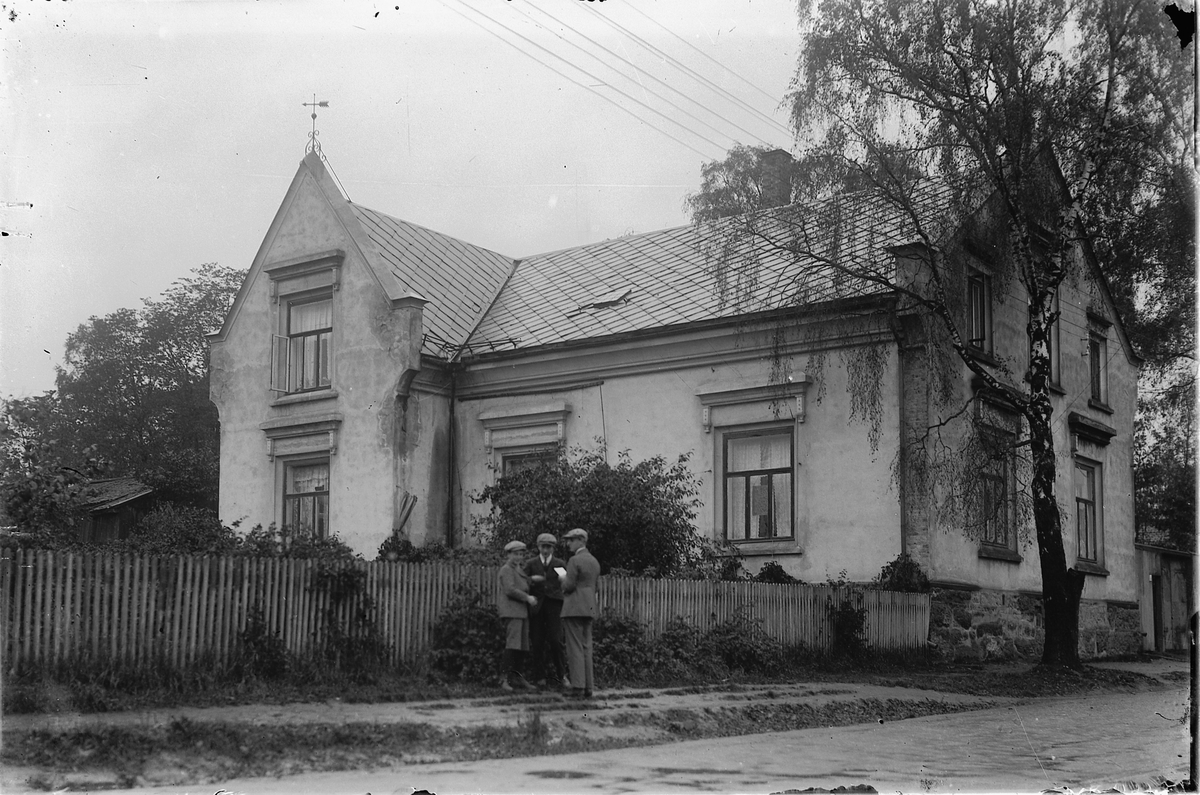 Oscar Løberg, DEN KATOLSKE KIRKE I HEIDMANNSGATE 32 PÅ HAMAR FØR DEN BLE OMBYGD. Murvillaen ble bygd for Kristen og Anette Getz i 1887, og etter flere eierforhold overlot B. H. Drenth bygget til St. Karl Borromeussøstrene som arbeidet for å etablere en katolsk menighet på Hamar. I 1924 ble det innviet et kapell …