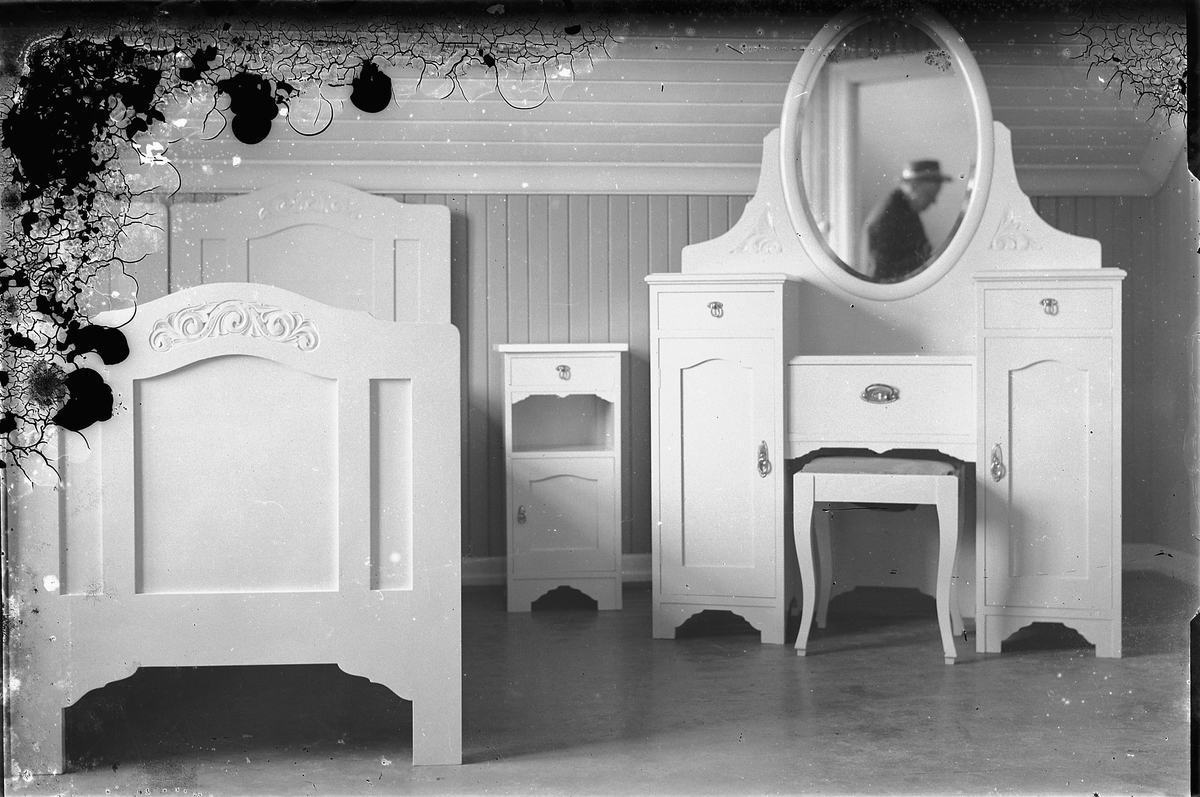 Oscar Løberg, MØBELUTSTILLING, SOVEROMSMØBLEMENT, KOMMODE, SPEIL, SENG, FRA VAREMESSE PÅ HAMAR 1933, A. STEEN.