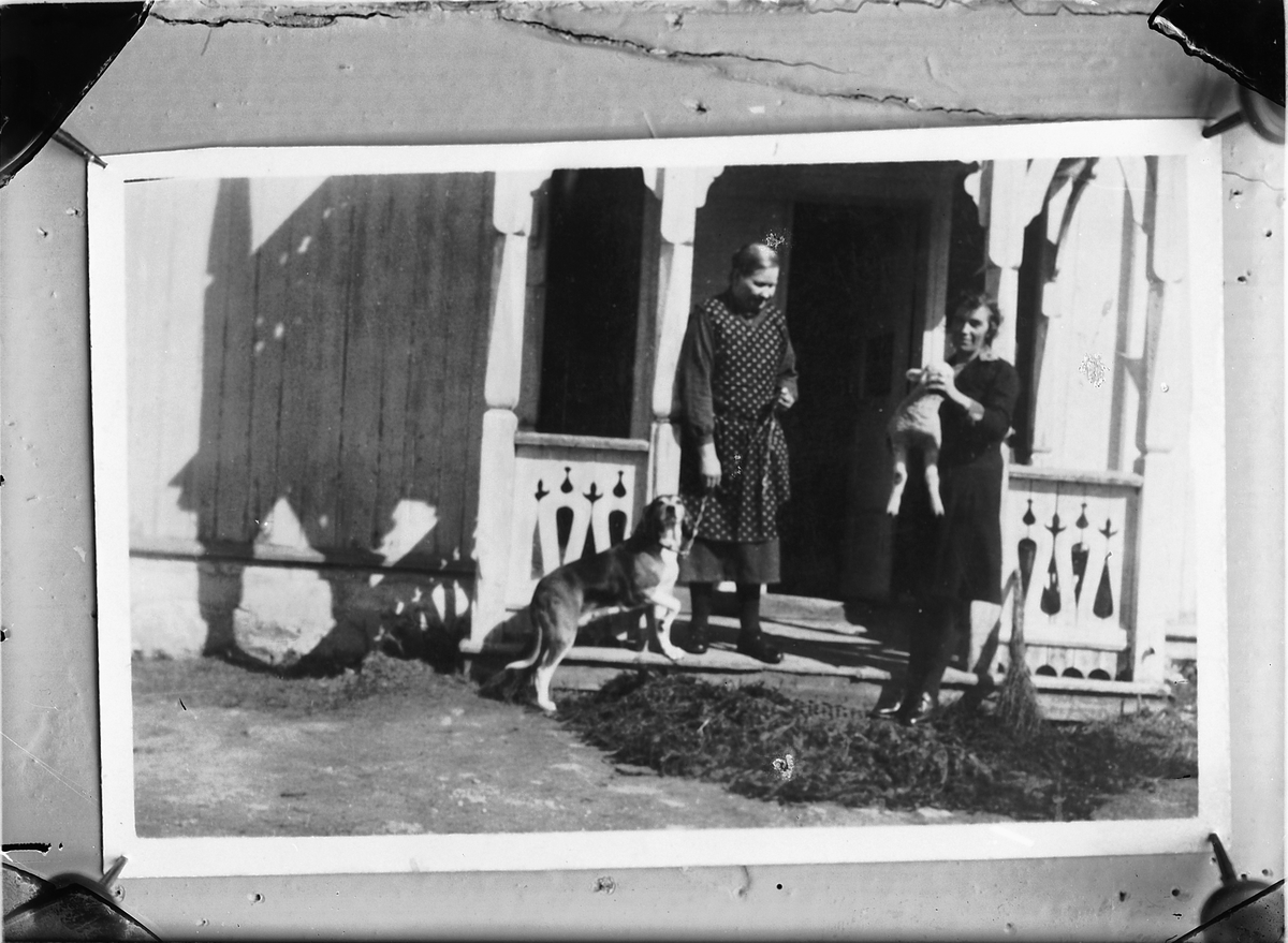 Oscar Løberg, TO KVINNER, UKJENT, DEN ENE MED HUND, DEN ANDRE MED LAM.