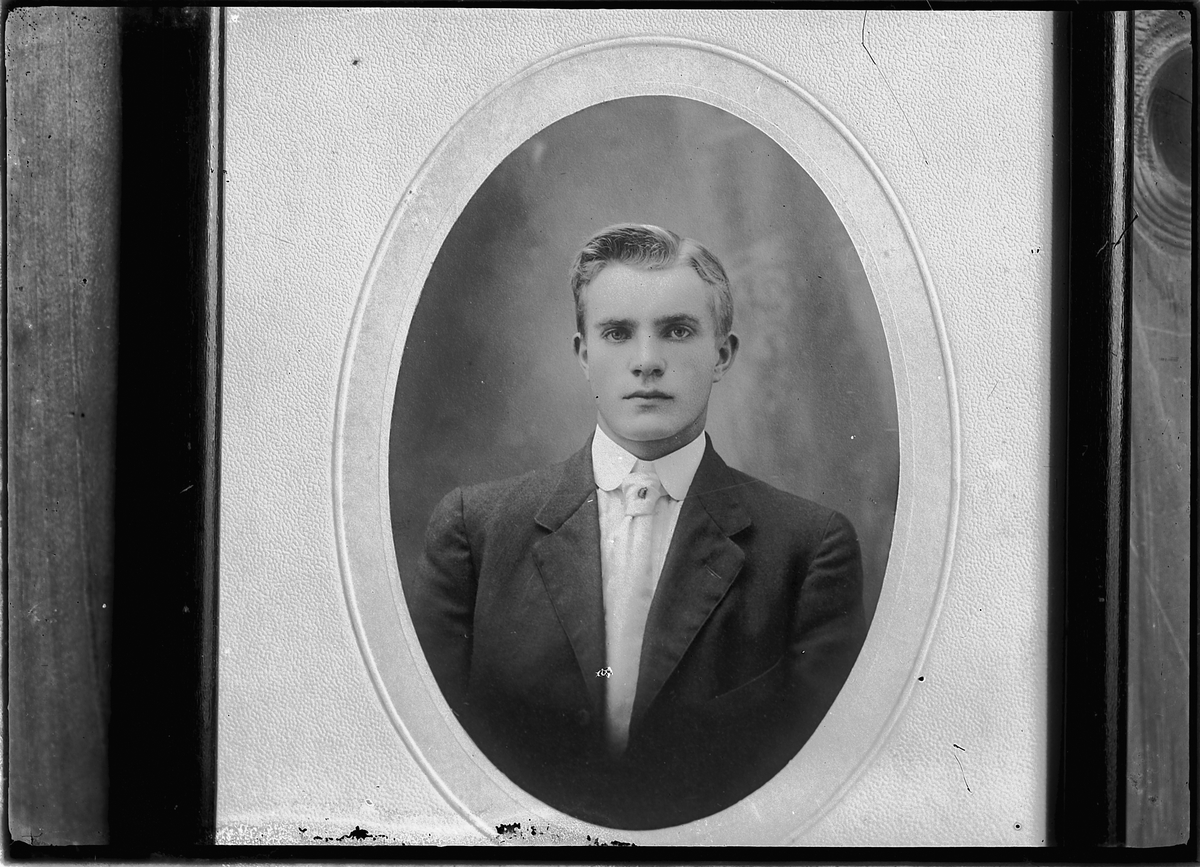 Oscar Løberg, PORTRETT MANN, UKJENT.