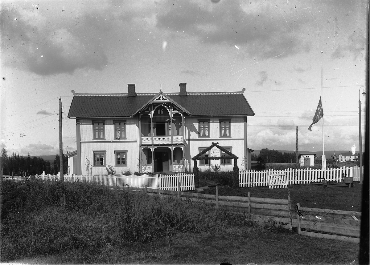 Oscar Løberg, GARDSHUS, PYNTA TIL BEGRAVELSE, FLAGG PÅ HALV STANG.
