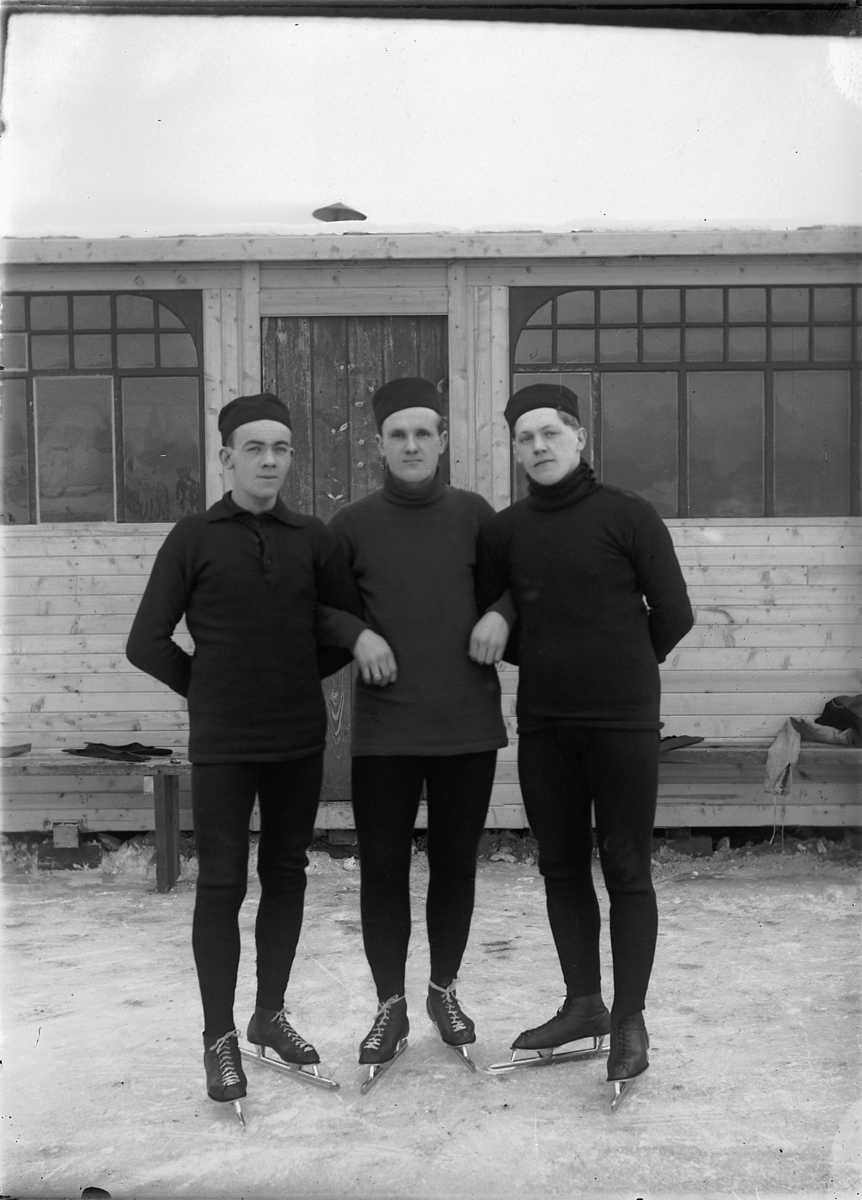 Oscar Løberg, 3 SKØYTELØPERE, NILS NILSEN, HARALD HERMANNSEN, LEONHARD JOHANNESEN.