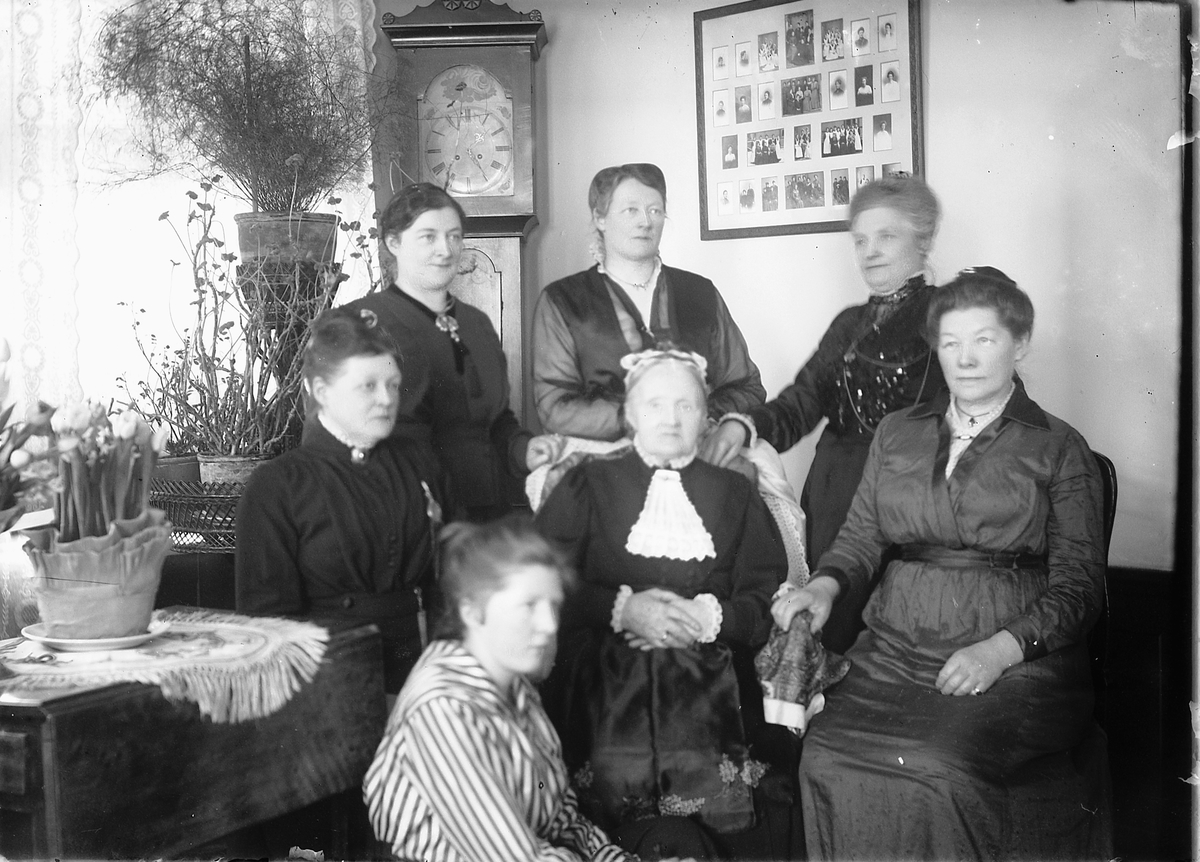 Oscar Løberg, SJU KVINNER, UKJENT, INTERIØR STUE.