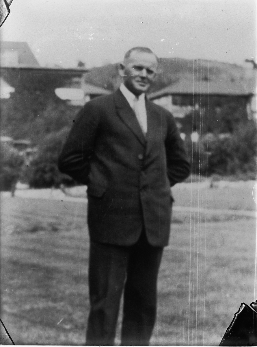 Johs. (Johannes) Johannessen, Ukjent mann.