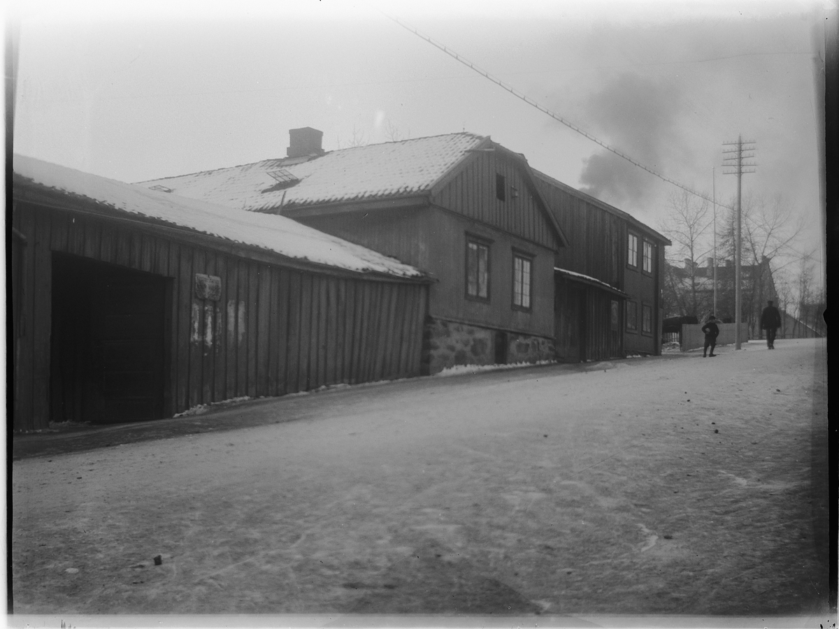 Johs. (Johannes) Johannessen, Gammel bebyggelse i Hamar. Kvartal 22-61, a. Torggata opp til Heidmannsgate. I bakgrunnen Hamar Katedralskole.
