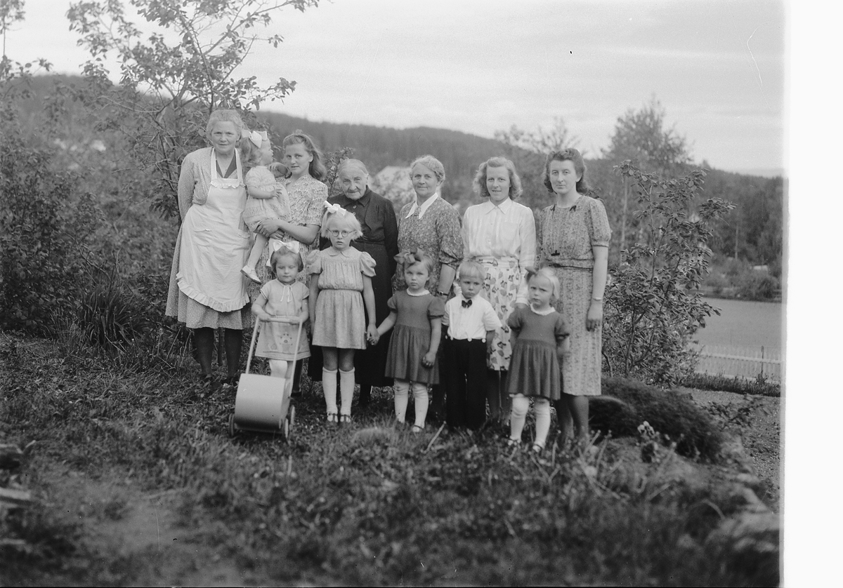 Håkon Prestkværn, FAMILIEGRUPPE, VED JØRGEN BAKÅS.