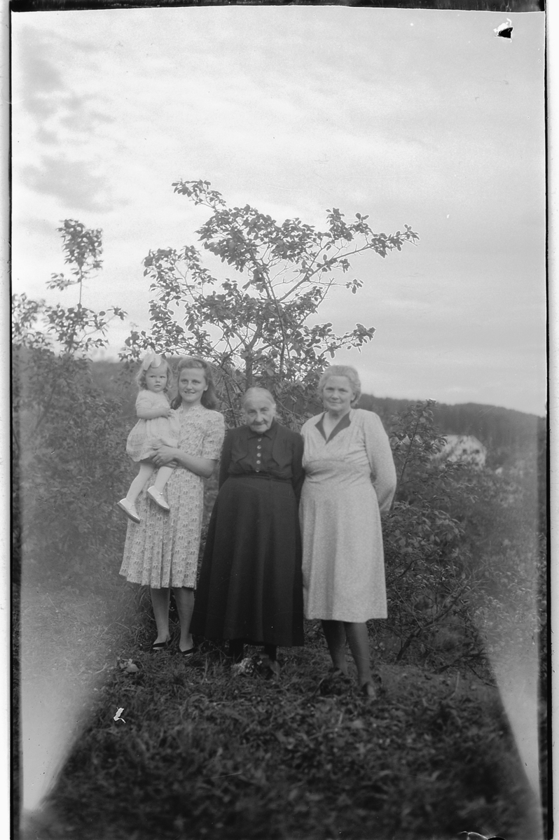 Håkon Prestkværn, FAMILIEGRUPPE, VED JØRGEN BAKÅS.