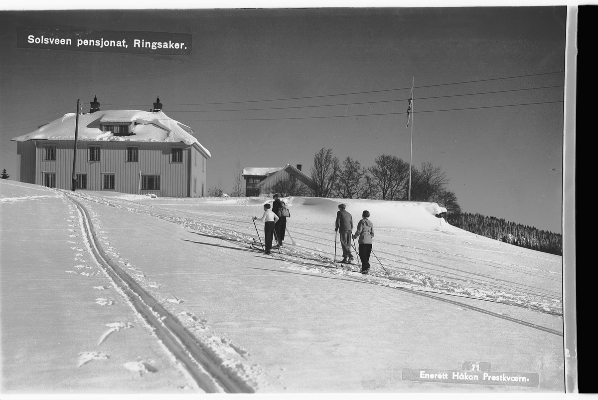 Håkon Prestkværn, Solsveen pensjonat i Bårdseterroa, Ringsaker, vinter, skiløpere, skiløype. Postkort. Foto Håkon Prestkværn, Moelv. No. 11.