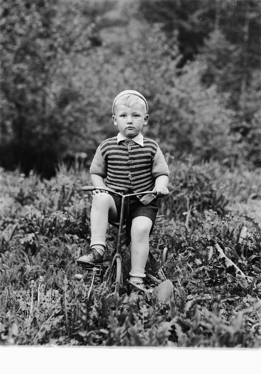 Håkon Prestkværn, GUTT PÅ TREHJULSYKKEL, VED GUDRUN BERNTSEN. Jan Birger Berntsen?