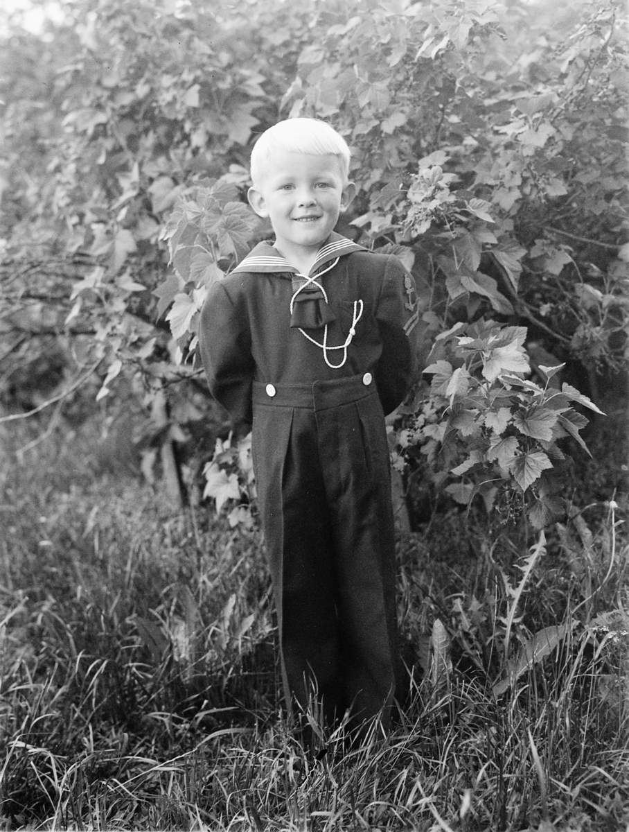 Håkon Prestkværn, Bratli, gutt, matrosdress,