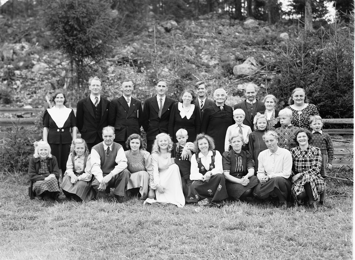 Håkon Prestkværn, Familiegruppe, konfirmasjon. Foto tatt 5. oktober 1947 ved konfirmasjonen til Anne Karoline Langgård på Nedre Langgård i Næroset. Personene på bildet: Bak fra venstre: Laura Sagstuen (født Langgård), Hans Langgård, Gunnar Elvsvebakken, Sigvald Langgård, Sigrid Borgersen, Olaf Bjerkevold, Birgitte B…