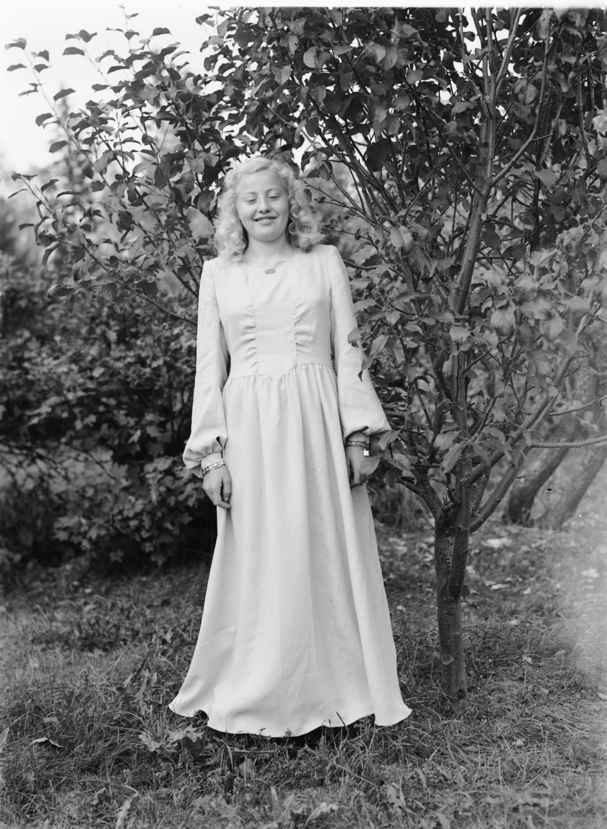 Håkon Prestkværn, Anne Karoline Langgård, konfirmant i Åsmaken kapell 5. Oktober 1947 Nedre Langgård, Næroset, Ringsaker