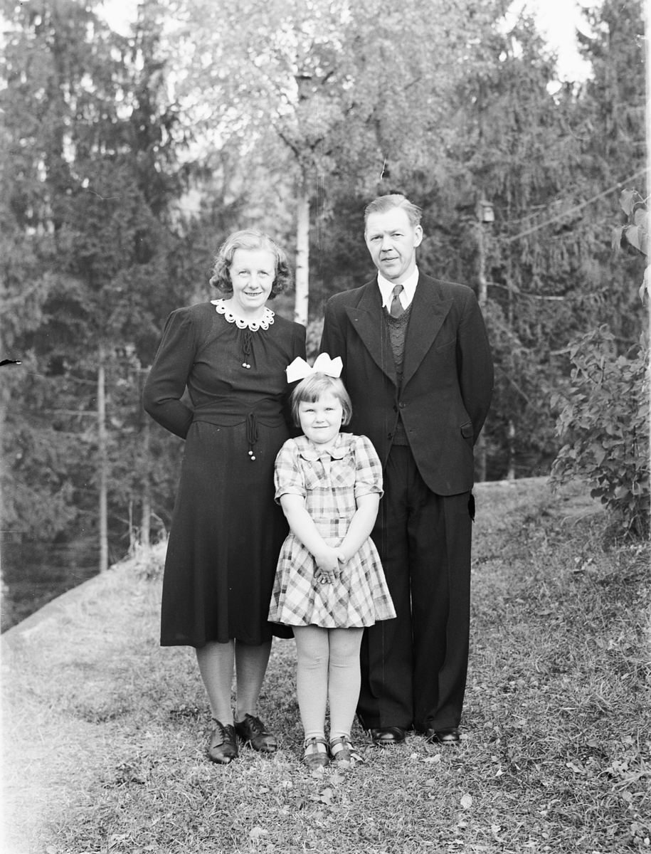 Håkon Prestkværn, Diverse familigrupper, bryllup Lagmannsveen, Elvsveen. Signe, Johan og datteren Anne Marie Elvsveen.