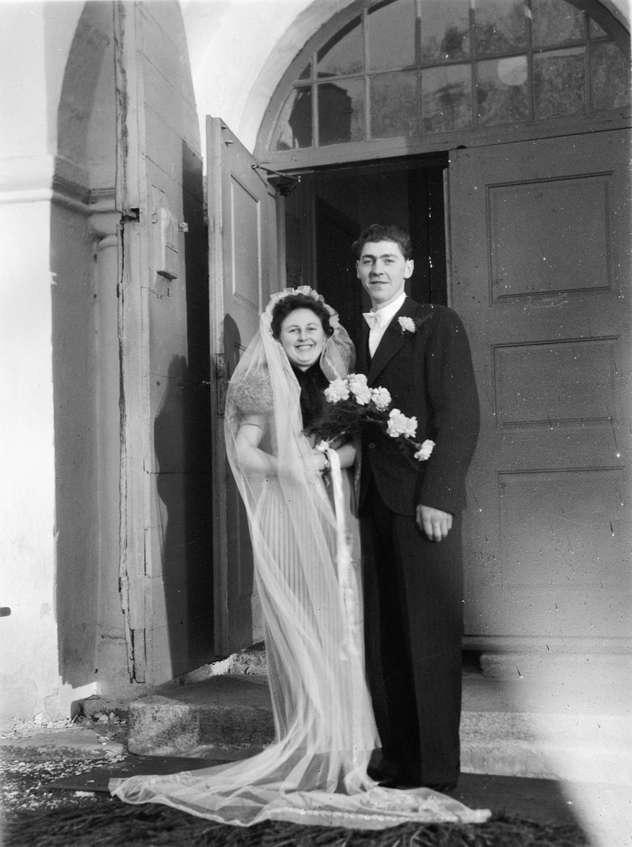 Håkon Prestkværn, Brudeparet Rud, 1948, Ringsaker kirke.