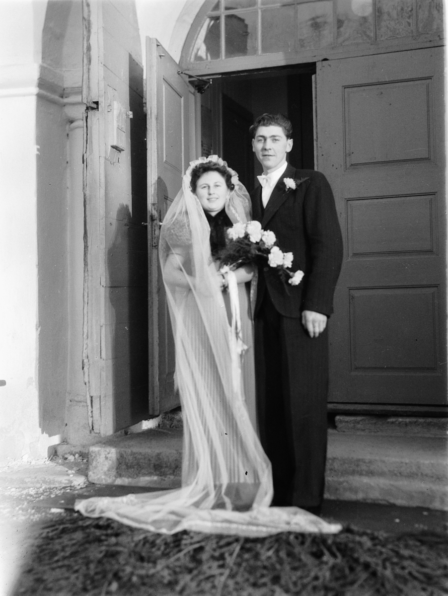 Håkon Prestkværn, Brudeparet Rud, 1948, Ringsaker kirke.