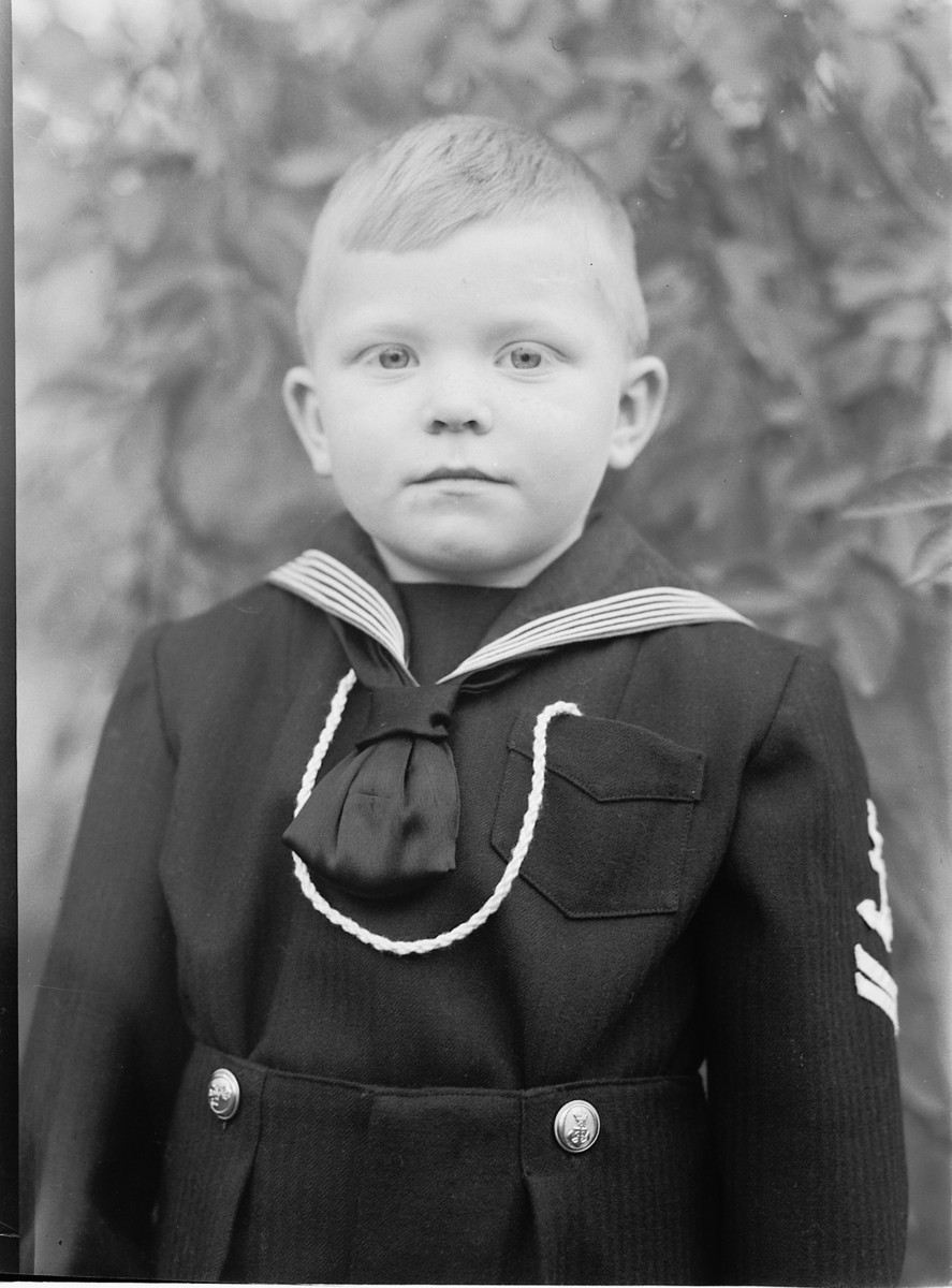 Håkon Prestkværn, BARN I MATROSDRESS, GRØNVOLD, 1947.