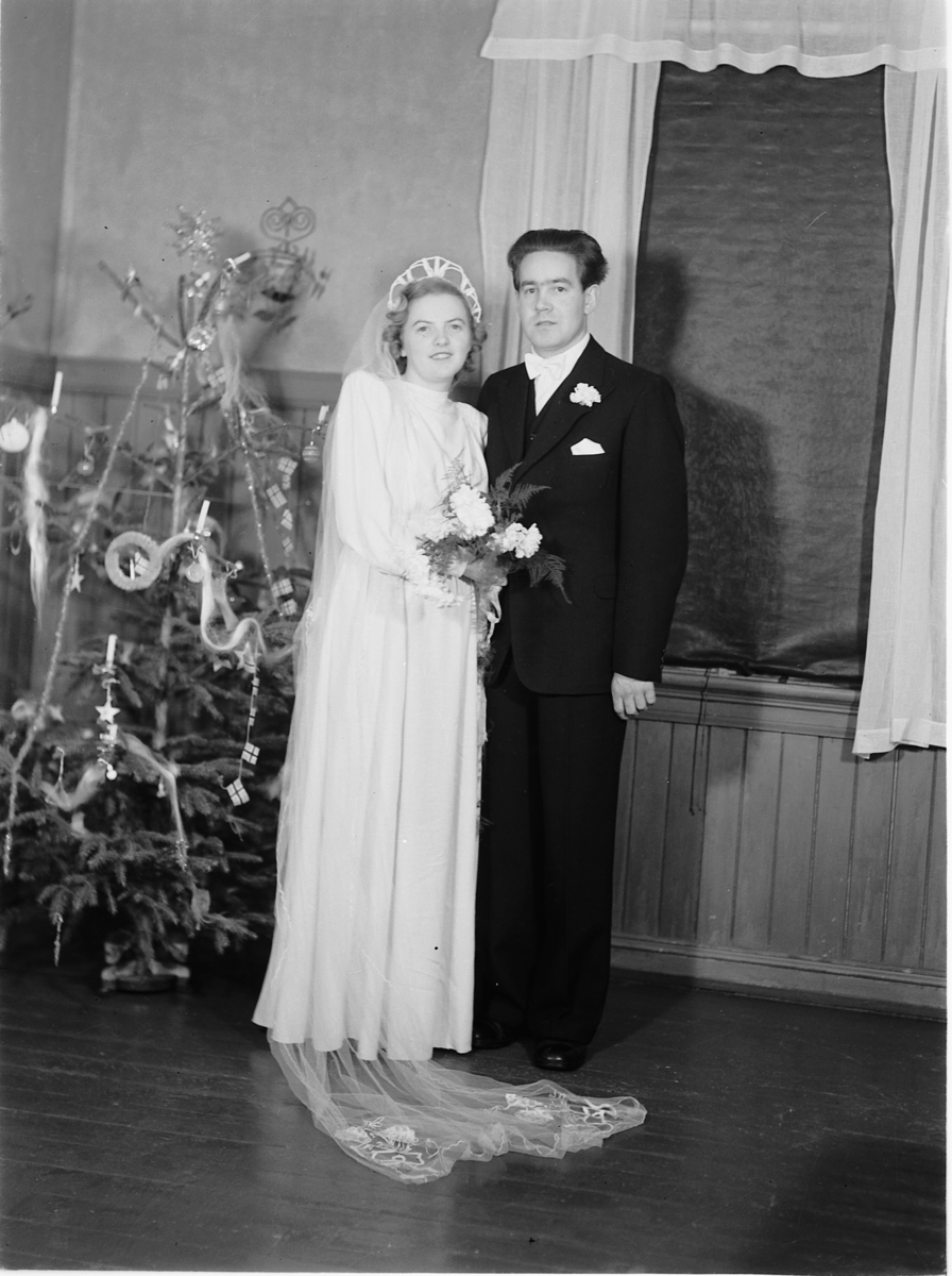 Håkon Prestkværn, UKJENT BRUDEPAR, juletre, 1947.