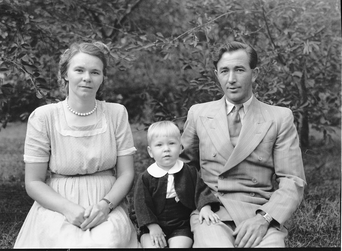 Håkon Prestkværn, Familigruppe 3. Else og Ståle Bjerke med sønnen Svein Erik. 1946-47.