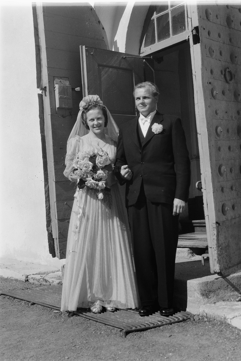 Håkon Prestkværn, Bryllup, Skramstad, på trappa til Ringsaker kirke.