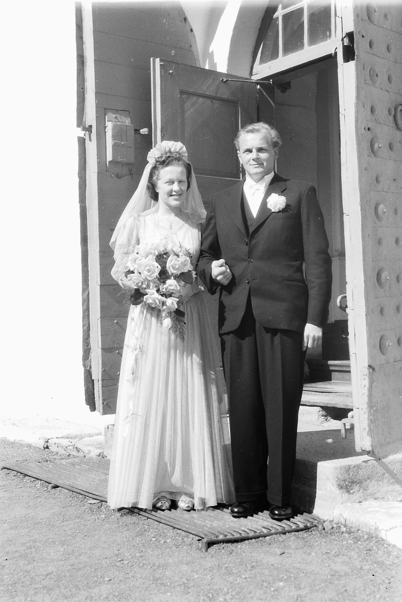 Håkon Prestkværn, Bryllup, Skramstad, på trappa til Ringsaker kirke.
