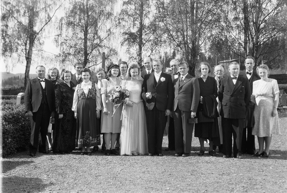 Håkon Prestkværn, Bryllup: Brudeparet med gjester.
