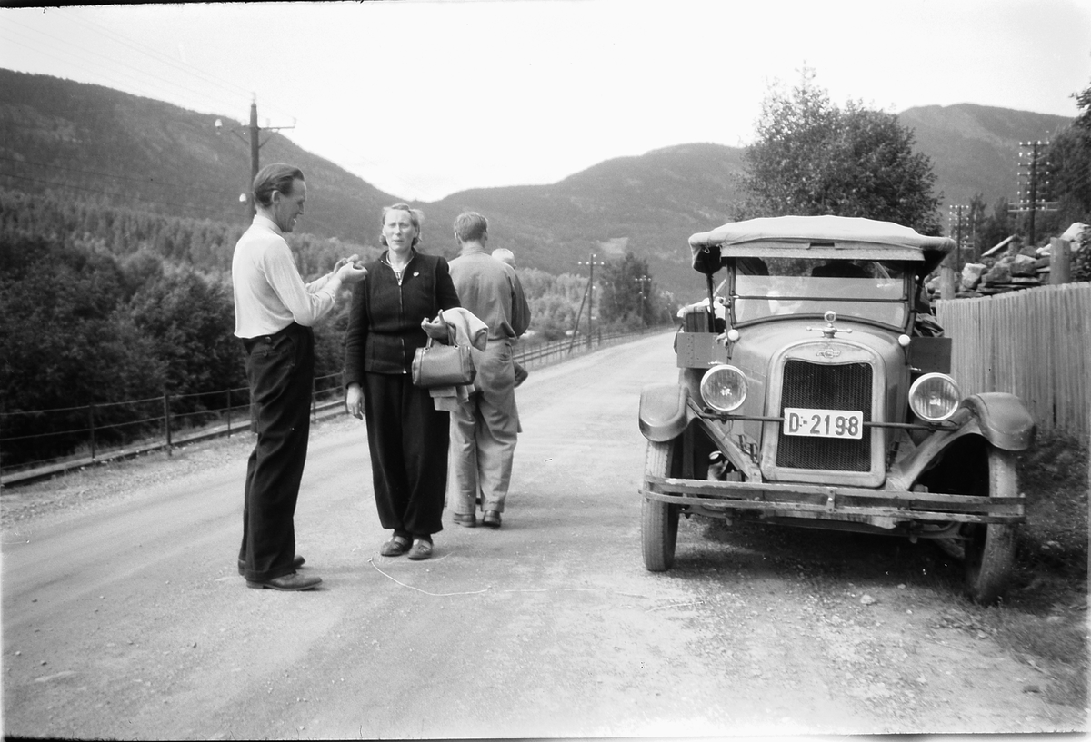 Håkon Prestkværn, TO MENN OG EN KVINNE STÅENDE VED EN CHEVROLET 1926 MOD. ÅPEN 4-DØRS BIL OMBYGD TIL PICKUP. REG. NR. D-2198. I BOKA "HVEM EIER BILEN 1948" STÅR BILEN REGISTRERT PÅ KOLBJØRN PRESTKVERN, MOELV, SOM CHEVROLET PERSONBIL. Kvinnen på bildet er Gunhild Prestkværn, Kolbjørns hustru.