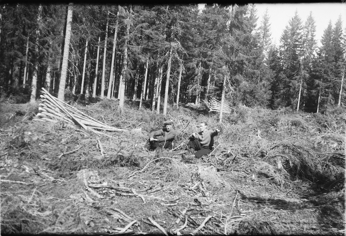 Håkon Prestkværn, To ukjente menn i skogen.