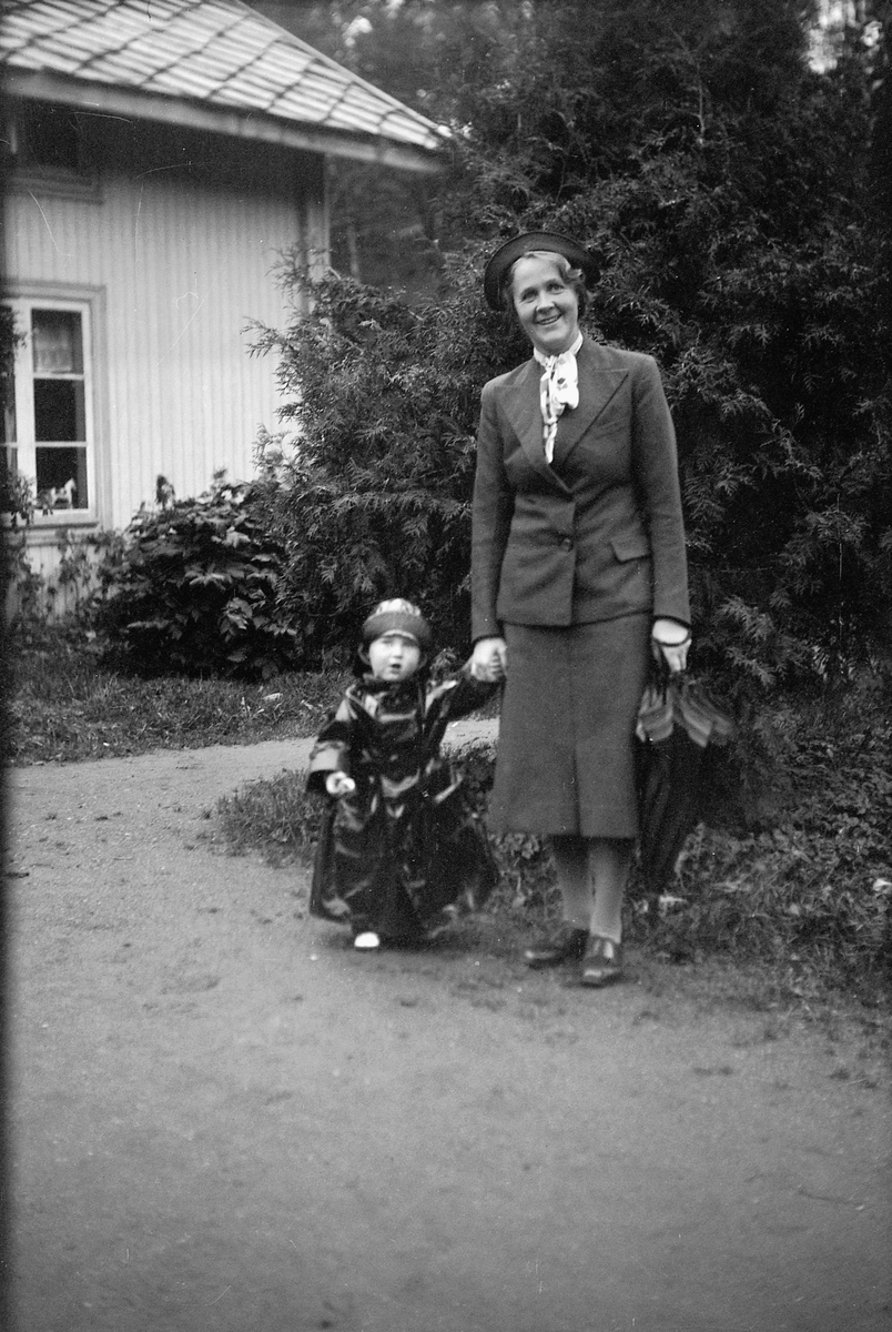 Håkon Prestkværn, Ukjent kvinne med paraply, og ukjent barn med regnfrakk.