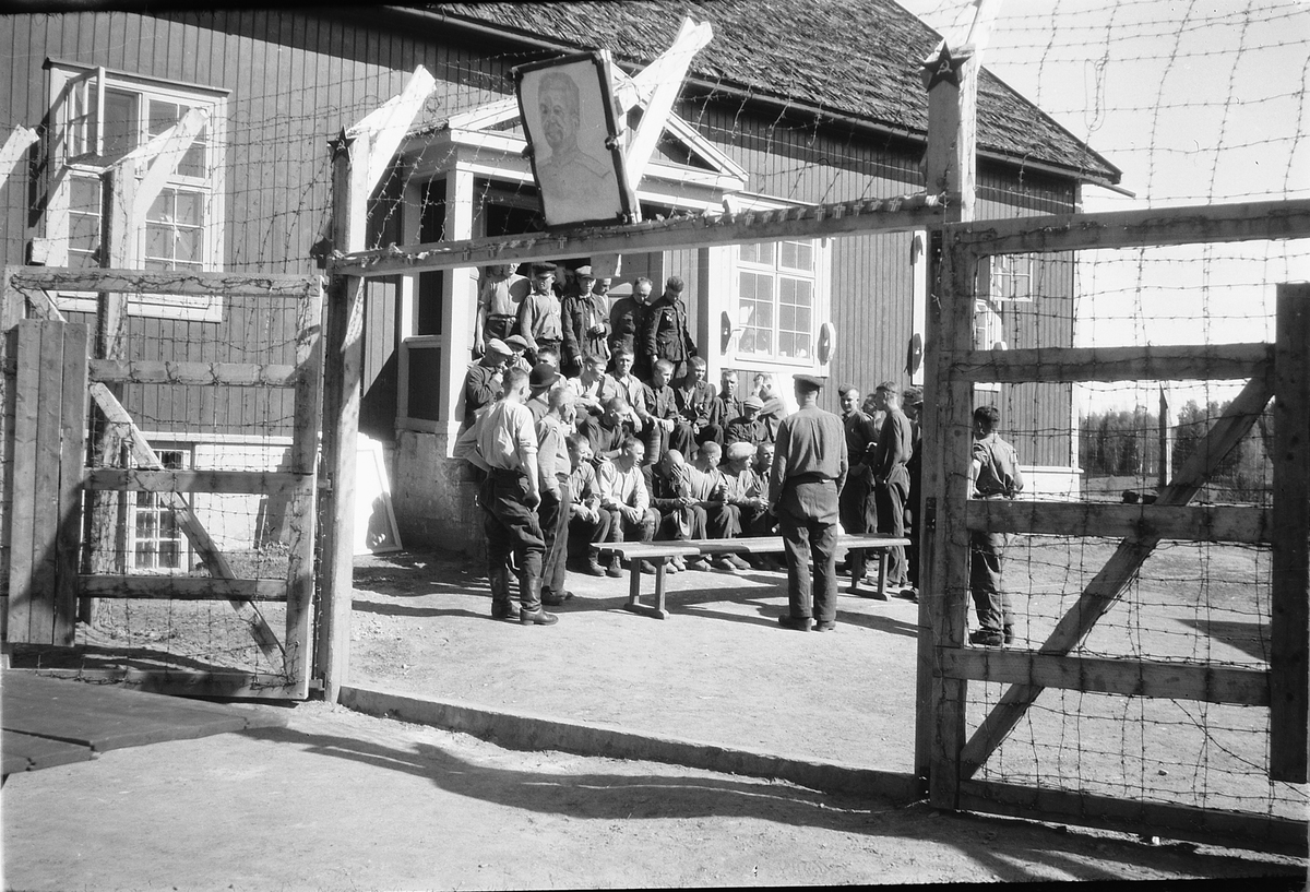 Håkon Prestkværn, RUSSISKE KRIGSFANGER, RINGSAKER UNGDOMSLOKALE, ETTER FRIGJØRINGEN, 1945. BILDE AV JOSEF STALIN OVER PORTEN.