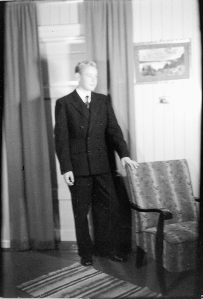 Håkon Prestkværn, Interiør, stue. Ukjent gutt i dress.
