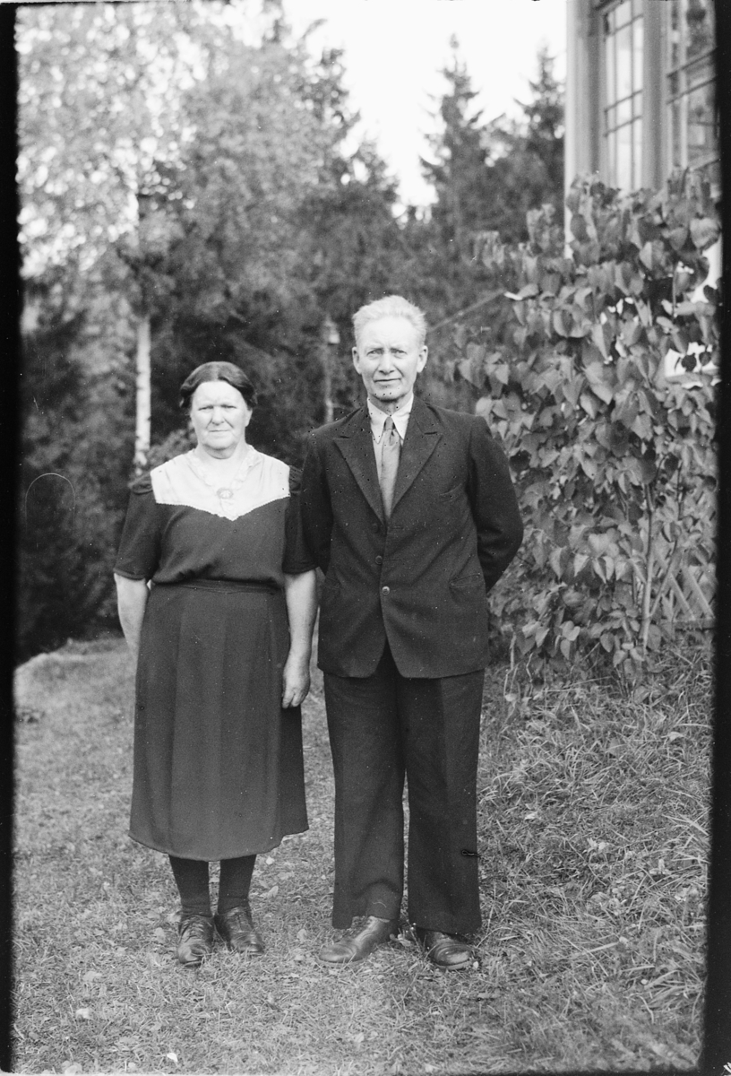 Håkon Prestkværn, Eldre kvinne og mann i hagen.