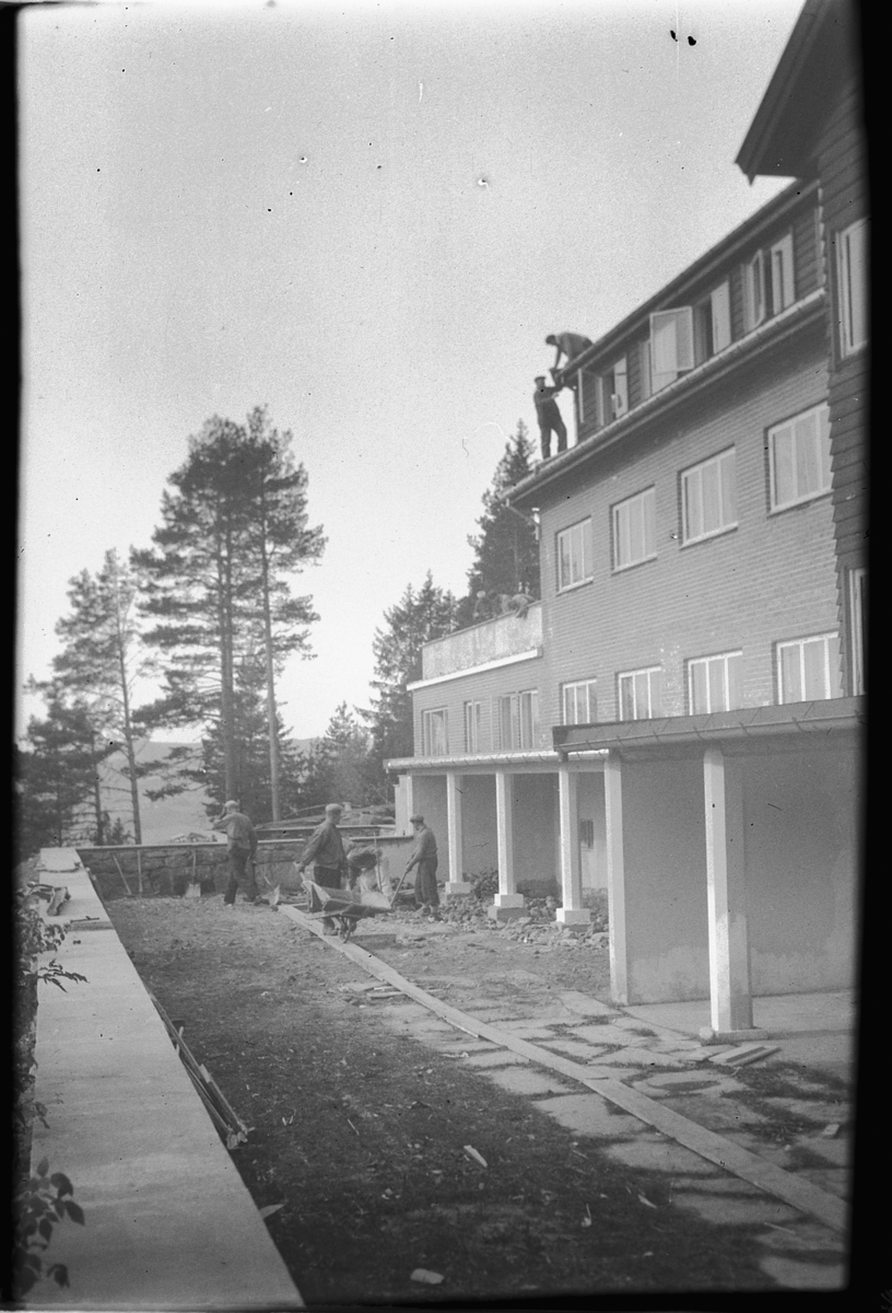 Håkon Prestkværn, BYGGEARBEIDERE under utbygging av Ringen rekreasjonshjem.