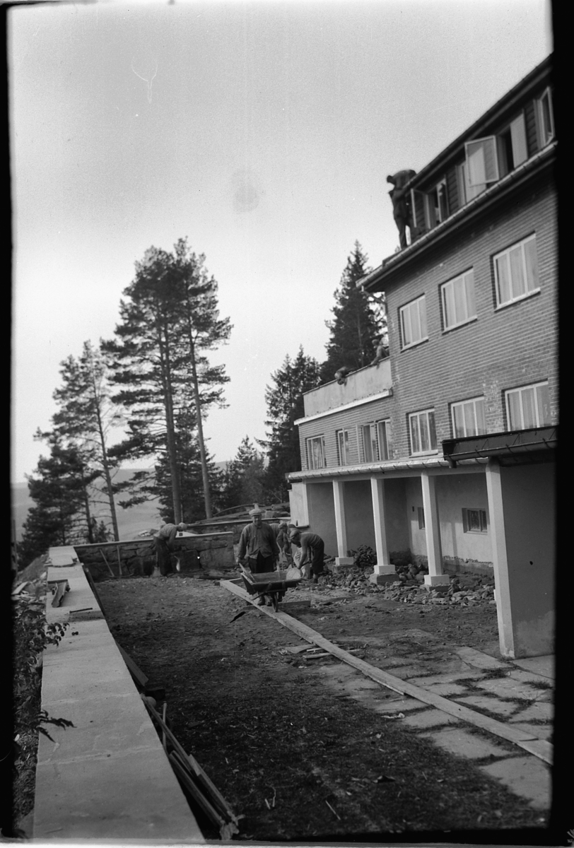 Håkon Prestkværn, BYGGEARBEIDERE under utbygging av Ringen rekreasjonshjem.