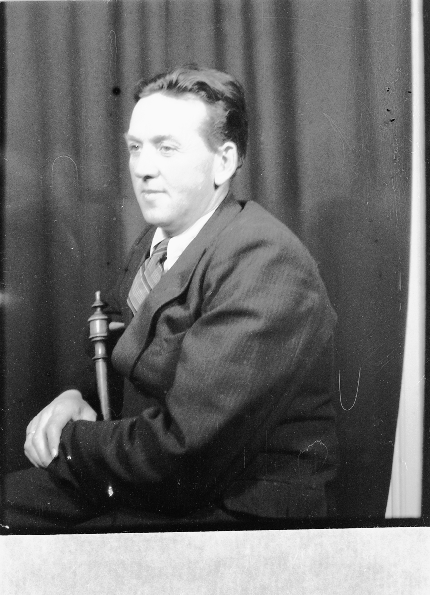 Håkon Prestkværn, Portrett av mann. Lars A. Gjørslie.